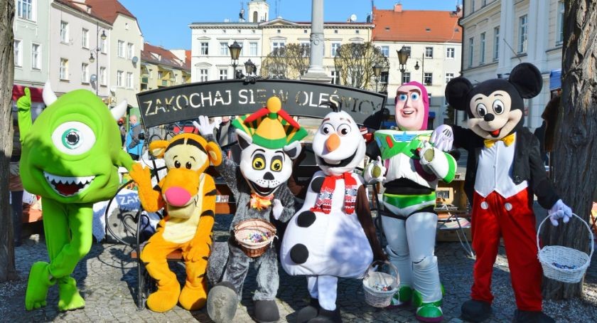 Na ulicy stoi sześć postaci z bajek.