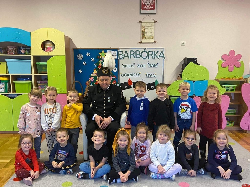 Dzieci pozują do zdjęcia z G&oacute;rnikiem.