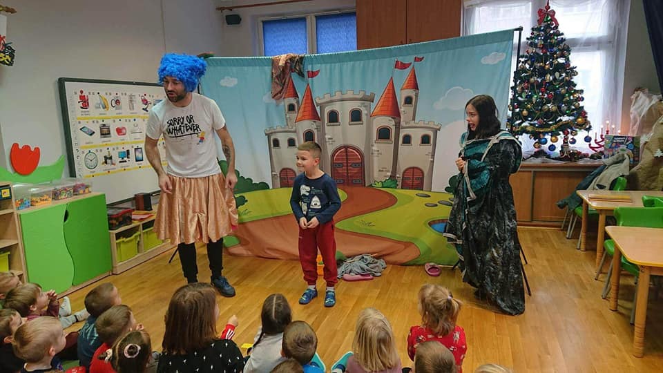 Dwoje aktor&oacute;w i jedno dziecko przedstawiają teatrzyk.