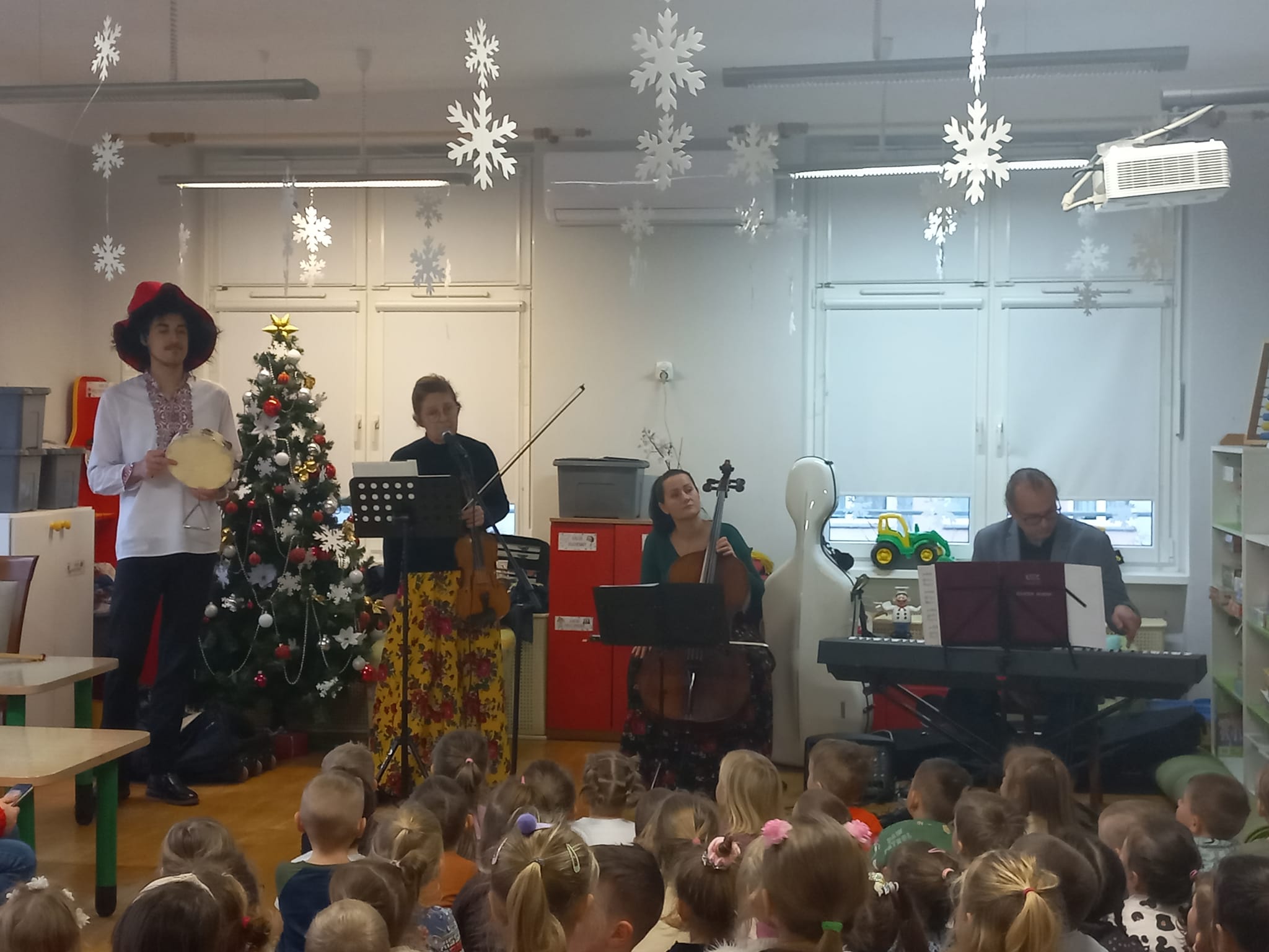 Czterech muzyk&oacute;w gra na instrumentach muzycznych.