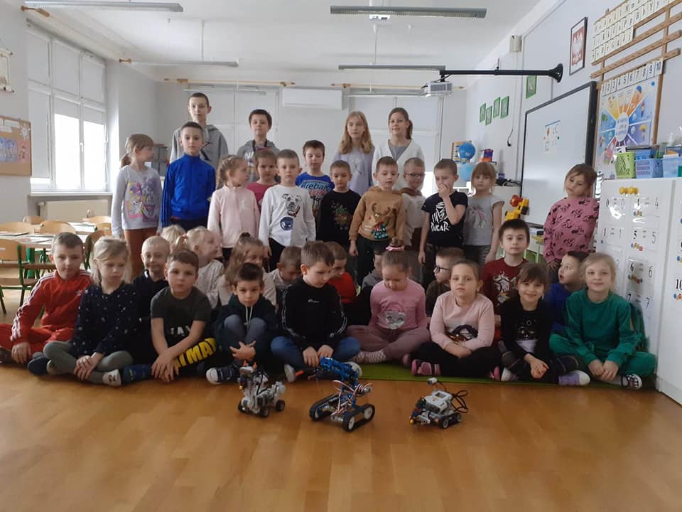 Wsp&oacute;lne zdjęcie dzieci i uczni&oacute;w ze szkoły