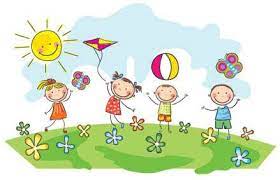 Dzieci stoją na trawie trzymają w rękach piłkę i latawiec.