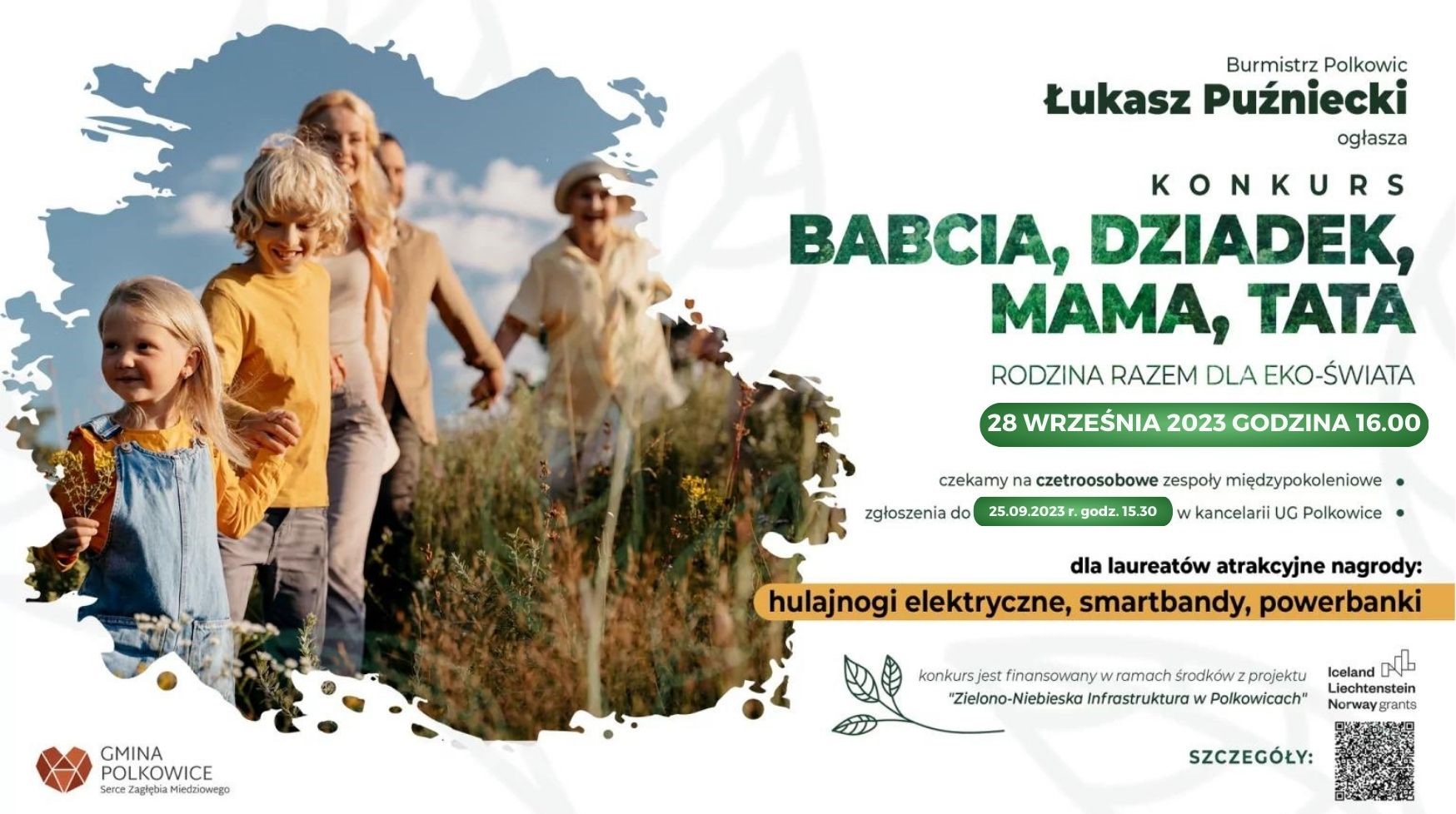 Rodzina wielopokoleniowa trzyma się za ręce stojąc w zbożu.