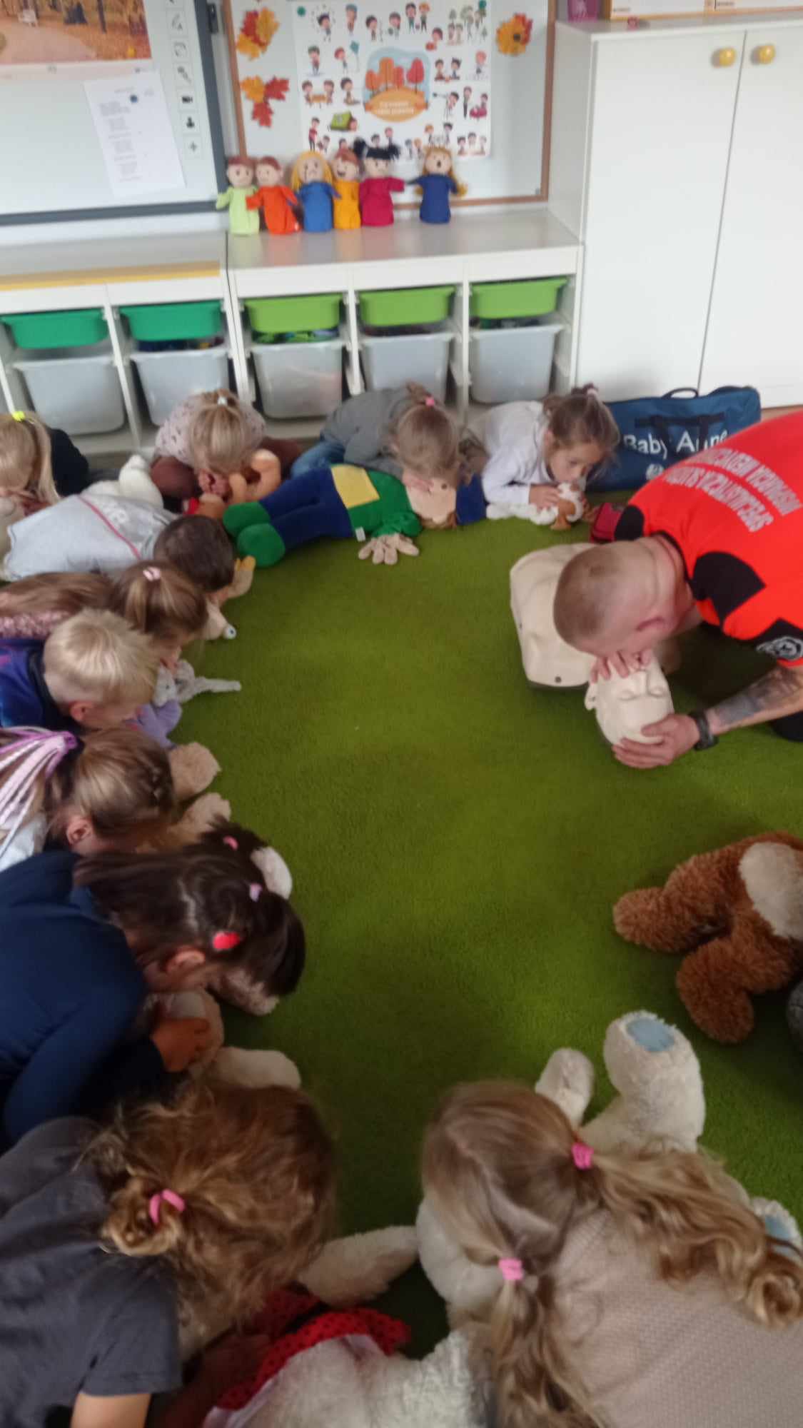 Dzieci uczą się udzielać pierwszej pomocy wykorzystując do tego maskotki.