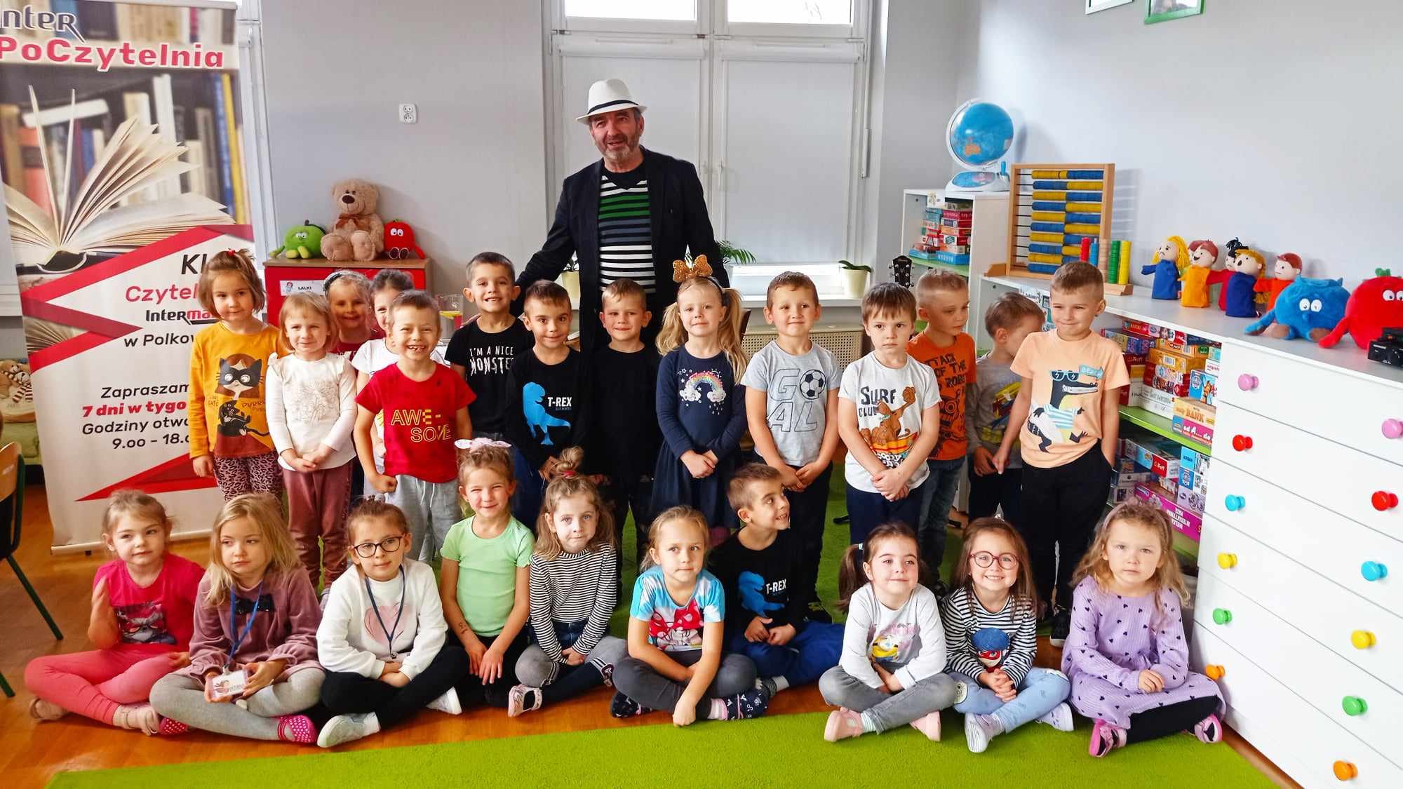 Dzieci pozują do zdjęcia wsp&oacute;lnie z autorem bajek