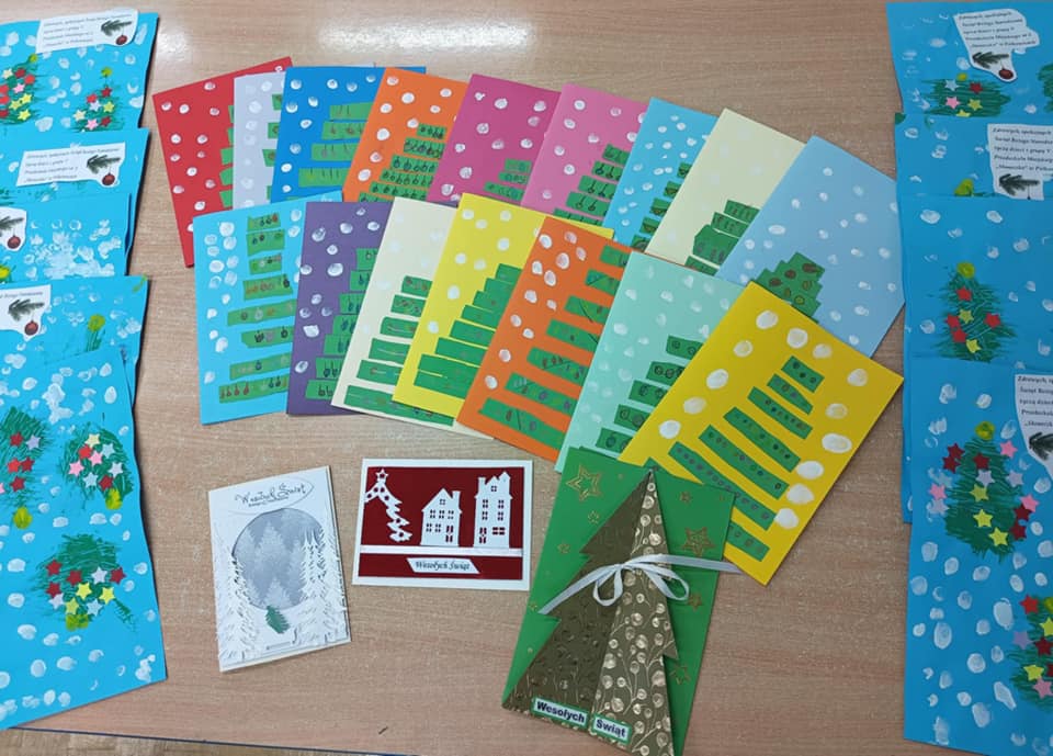 Na stole leżą świąteczne kartki wykonane przez dzieci.