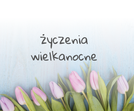 Napis życzenia wielkanocne nad tulipanami.