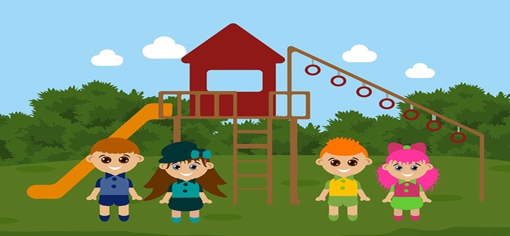 Czworo dzieci stoi na placu przedszkolnym za nimi zjeżdżalnia.