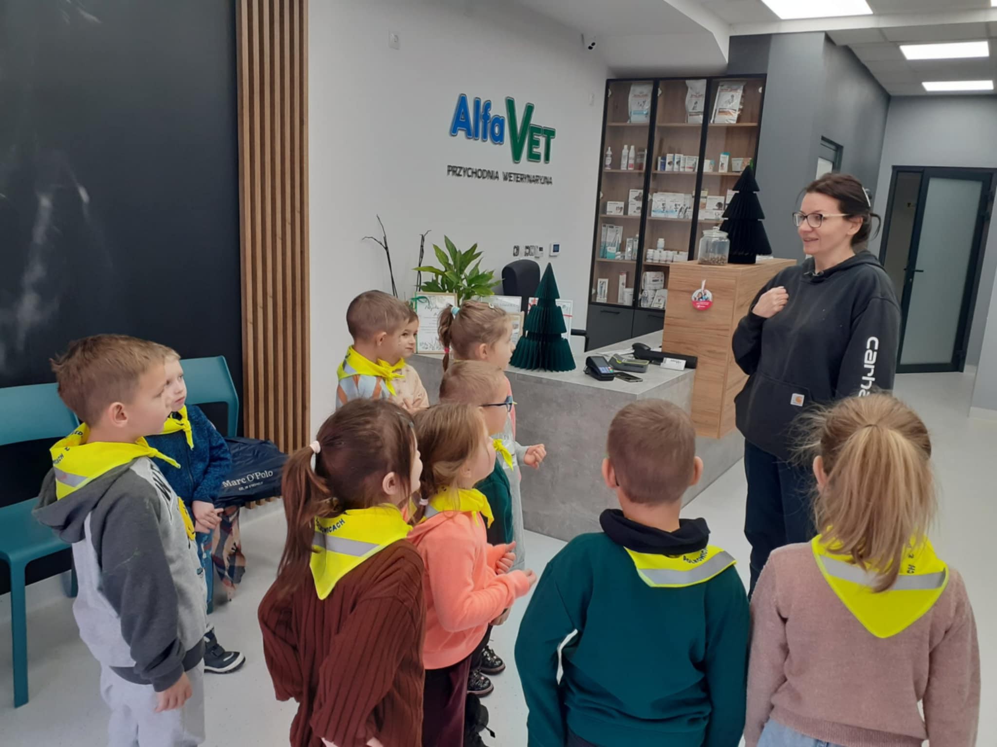 Grupa dzieci stoi w gabinecie weterynaryjnym.