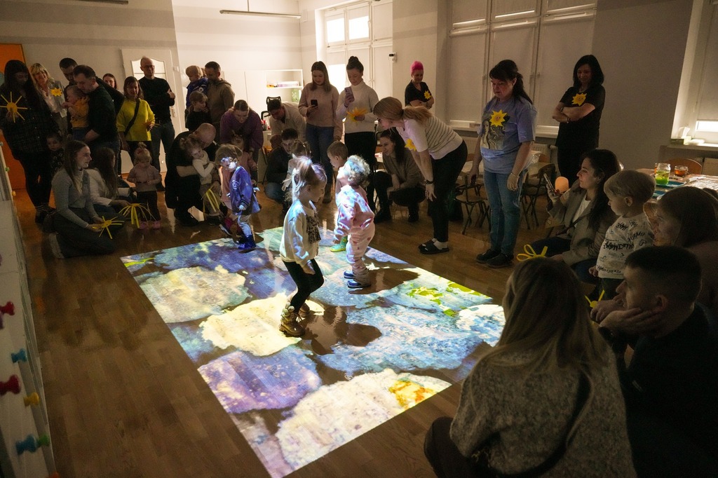 Dzieci skaczą po magicznym dywanie.