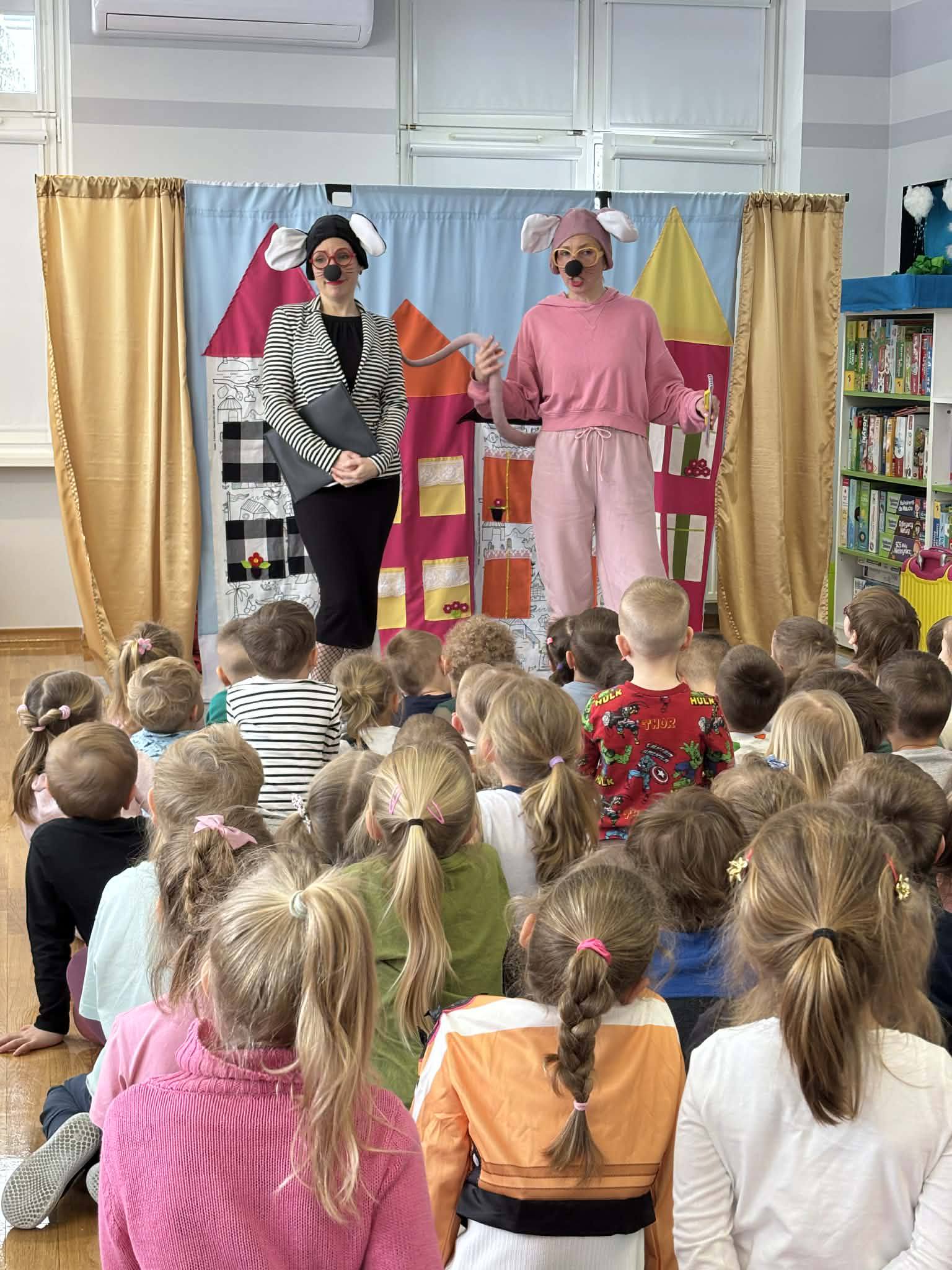 Dzieci oglądają przedstawienie o myszkach.