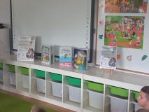 Książki stoją na półce.