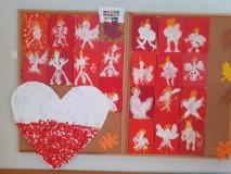 Na tablicy wiszą prace plastyczne godło Polski oraz serce biało-czerwone.