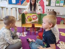 Nauczycielka opowiada dzieciom o Polsce pokazując obrazki.