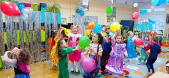 Dzieci tańczą z balonami.