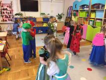 Dzieci tańczą w parach z balonami.