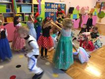 Dzieci tańczą w parach.