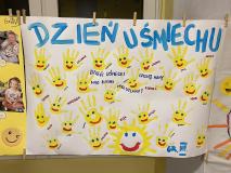 Plakat wykonane przez dzieci z okazji Dnia Uśmiechu.