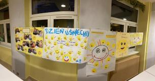 Plakaty wykonane przez dzieci z okazji Dnia Uśmiechu.