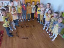 Dzieci wykonały uśmiech i napis uśmiech z darów jesieni.