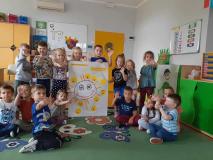 Dzieci trzymają plakat promujący Dzień Uśmiechu.