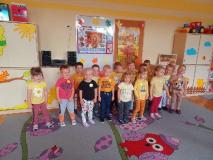 Dzieci stoją w grupie.