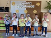 Plakaty wykonane przez dzieci z okazji Dnia Uśmiechu.