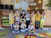 Plakaty wykonane przez dzieci z okazji Dnia Uśmiechu.