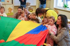 Dzieci trzymają chustę animacyjną.