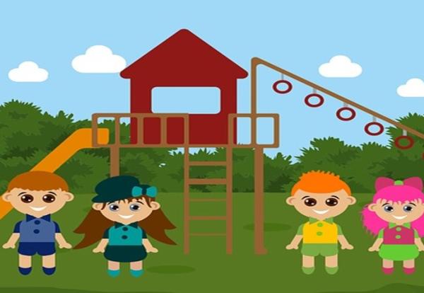 Czworo dzieci stoi na placu przedszkolnym za nimi zjeżdżalnia.