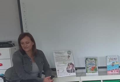 Pani czyta bajkę dzieciom.