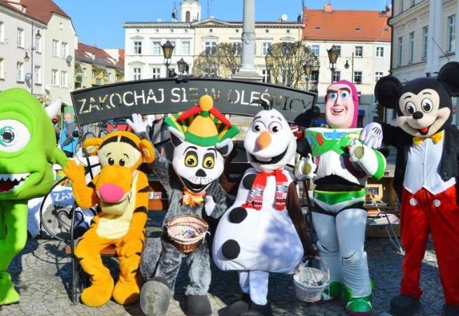 Na ulicy stoi sześć postaci z bajek.