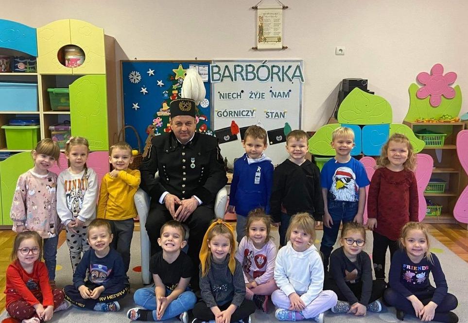 Dzieci pozują do zdjęcia z Górnikiem.