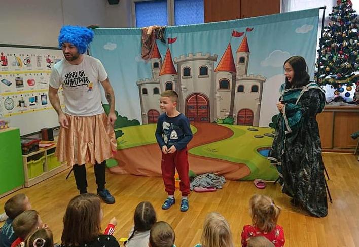 Dwoje aktorów i jedno dziecko przedstawiają teatrzyk.