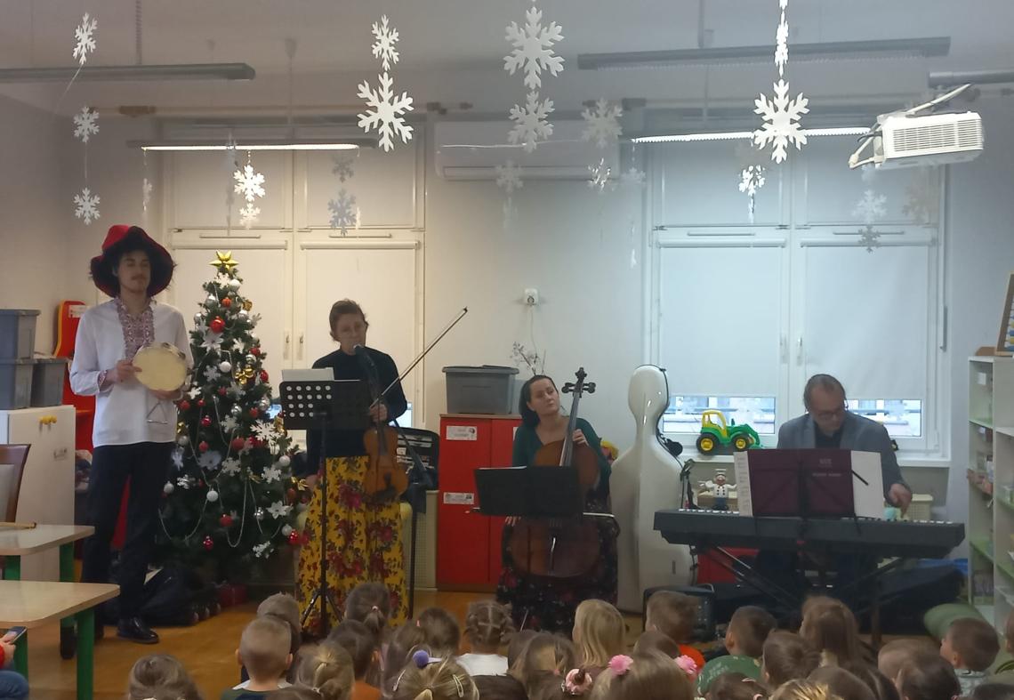 Czterech muzyków gra na instrumentach muzycznych.