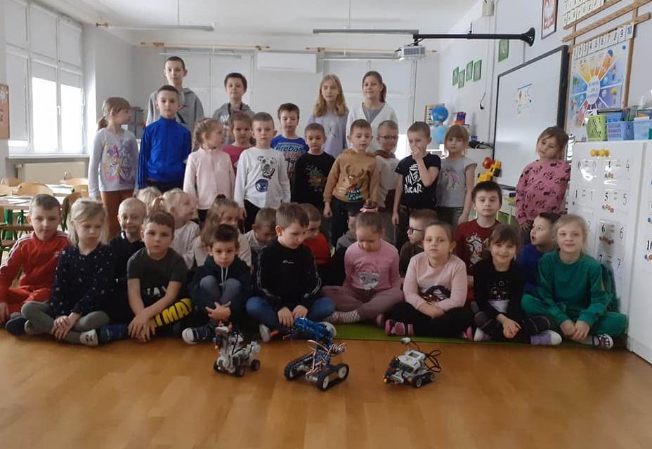 Wspólne zdjęcie dzieci i uczniów ze szkoły