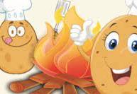 Dwa uśmiechnięte ziemniaki stoją przy ognisku.