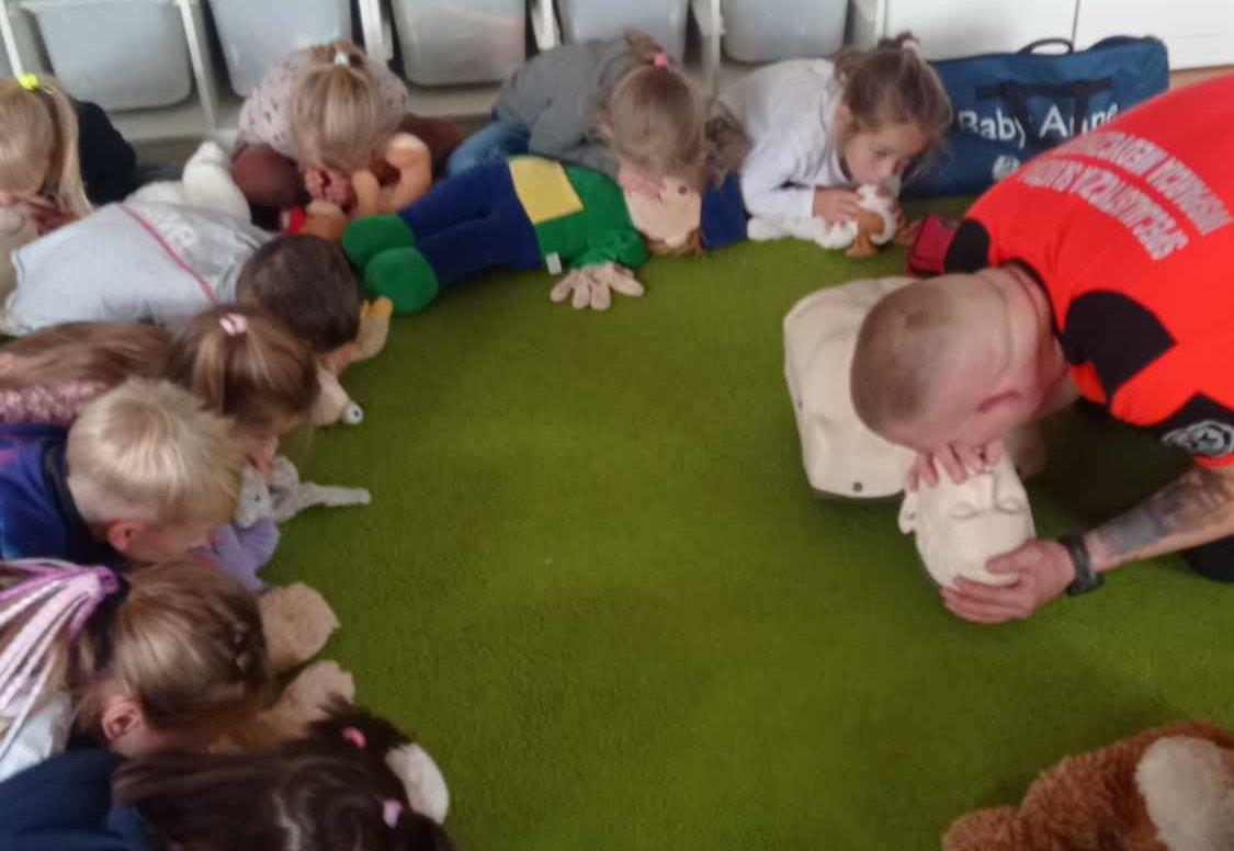 Dzieci uczą się udzielać pierwszej pomocy wykorzystując do tego maskotki.