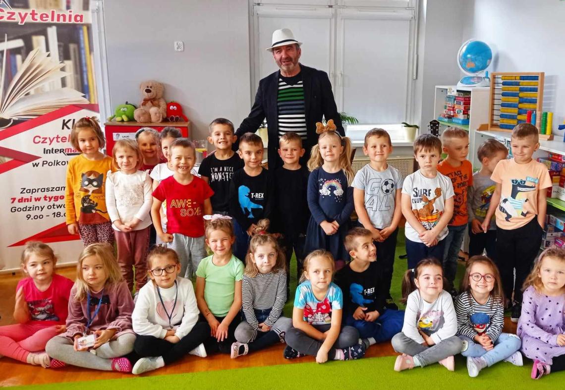 Dzieci pozują do zdjęcia wspólnie z autorem bajek