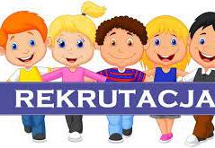 Pięcioro dzieci stoi na tle napisu rekrutacja.