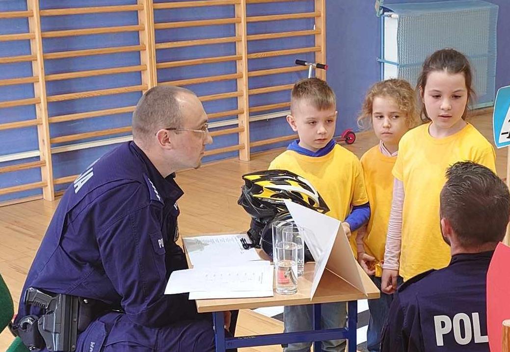Troje dzieci odpowiada na pytania policjantów.