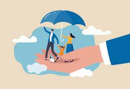 Na ręce stoi rodzina pod parasolem.