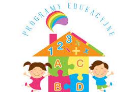 Kolorowy domek z cyframi. Obok stoi dwoje dzieci.