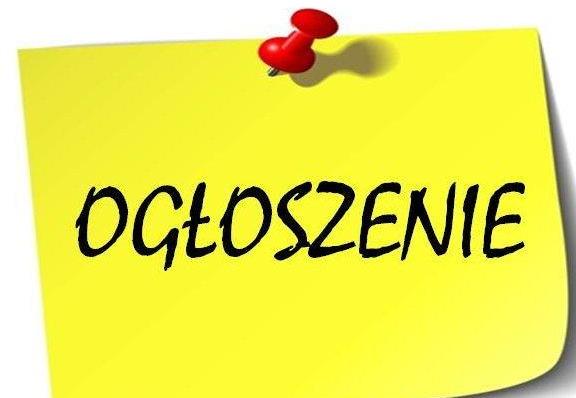 Żółta kartka z napisem ogłoszenie przypięta czerwoną pinezką.