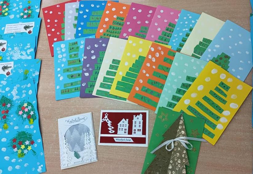 Na stole leżą świąteczne kartki wykonane przez dzieci.