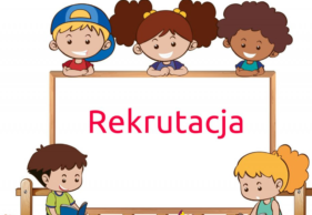 Troje dzieci stoi za tablicą z napisem rekrutacja dwoje po bokach.
