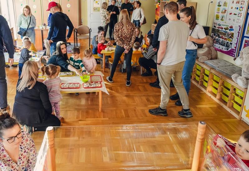 Na sali rodzice razem z dziećmi malują farbami, wyklejają plasteliną.