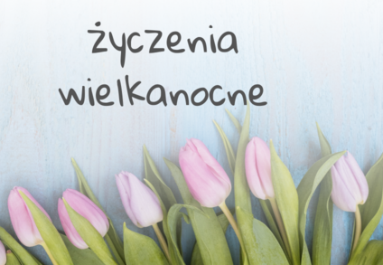 Napis życzenia wielkanocne nad tulipanami.