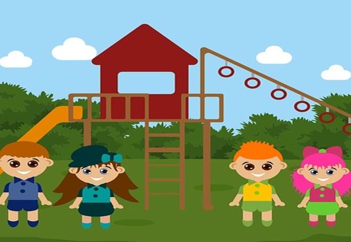 Czworo dzieci stoi na placu przedszkolnym za nimi zjeżdżalnia.