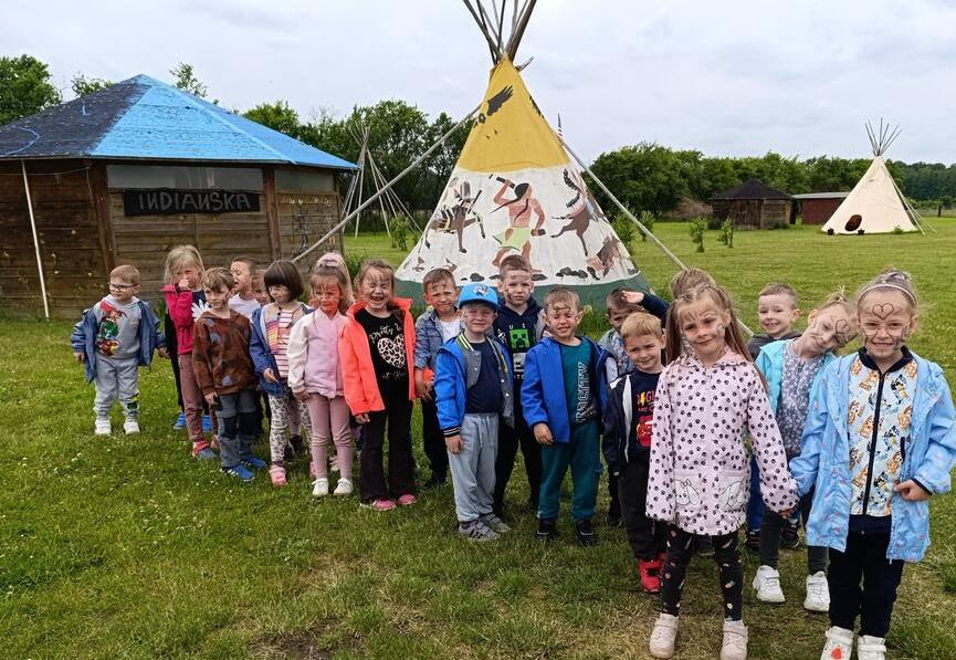 Dzieci stoją w parach z tyłu namioty indiańskie.